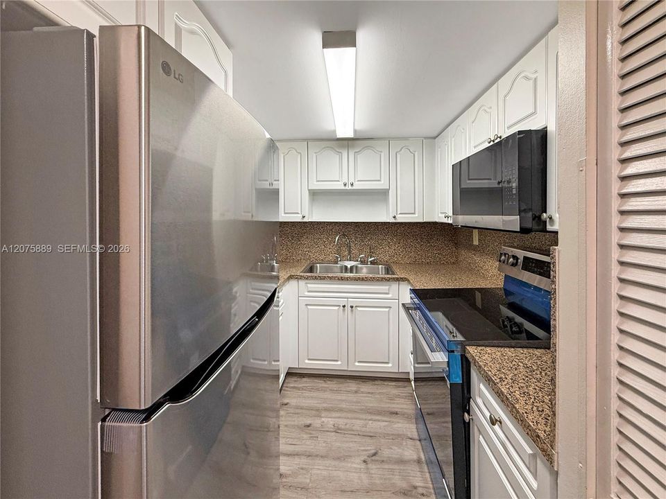 For Rent: $2,500 (2 beds, 2 baths, 893 Square Feet)