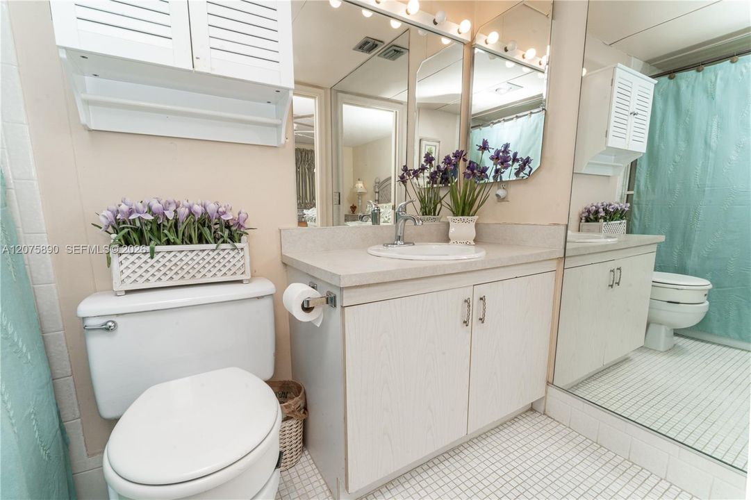 For Sale: $120,000 (1 beds, 1 baths, 798 Square Feet)