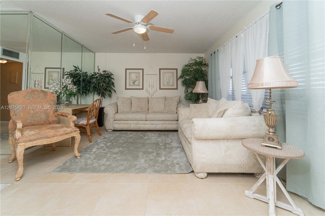 For Sale: $120,000 (1 beds, 1 baths, 798 Square Feet)