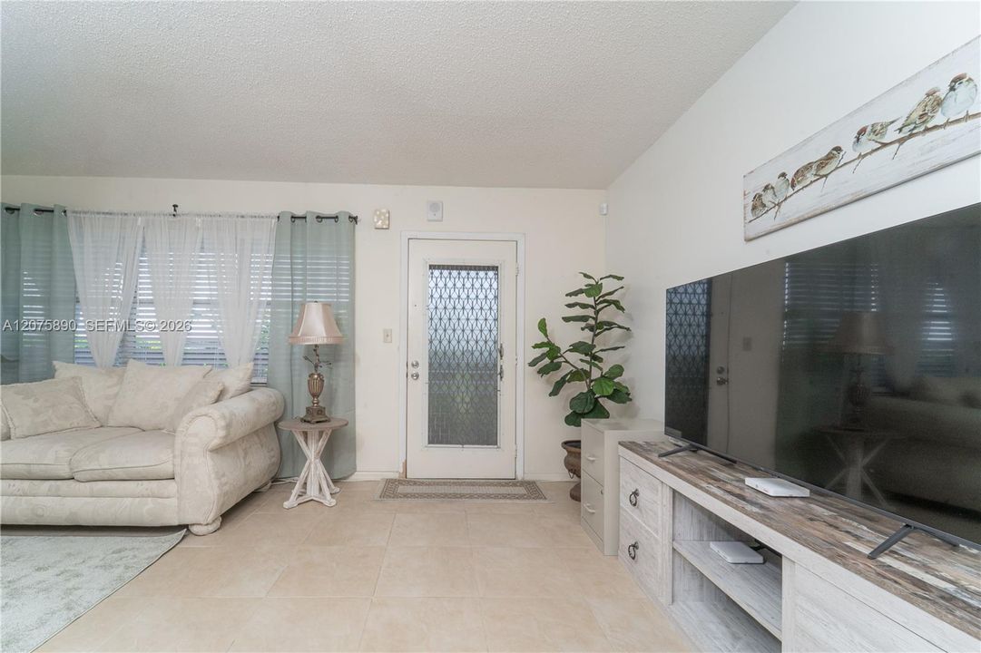For Sale: $120,000 (1 beds, 1 baths, 798 Square Feet)