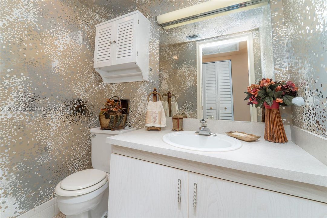 For Sale: $120,000 (1 beds, 1 baths, 798 Square Feet)