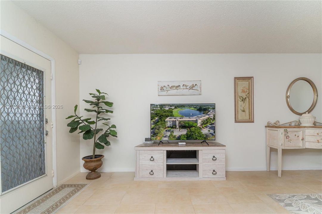 For Sale: $120,000 (1 beds, 1 baths, 798 Square Feet)