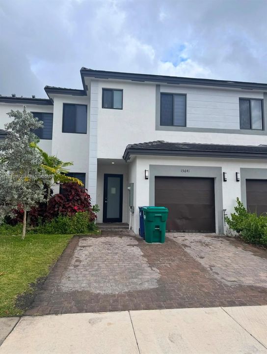For Rent: $3,399 (3 beds, 3 baths, 1824 Square Feet)