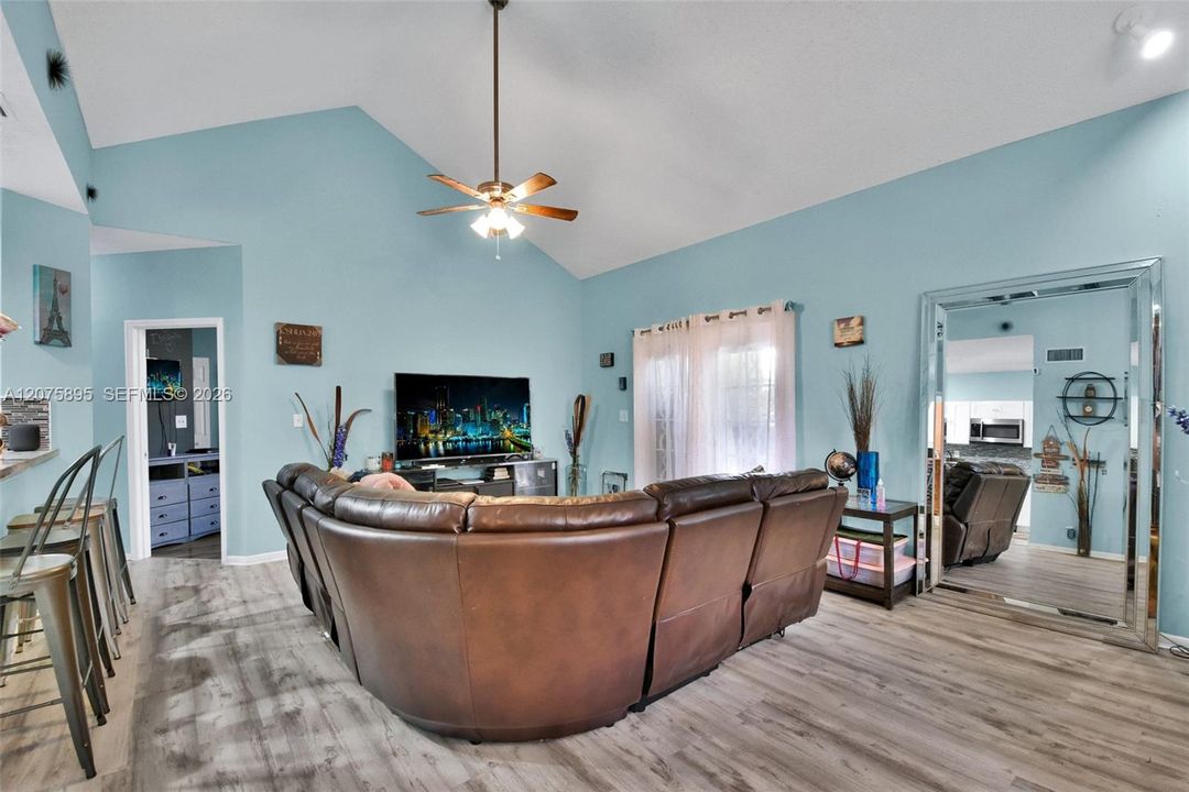 На продажу: $259,990 (3 спален, 2 ванн, 1215 Квадратных фут)