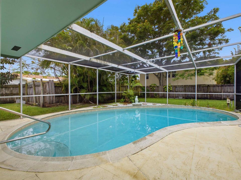 Spacious pool deck