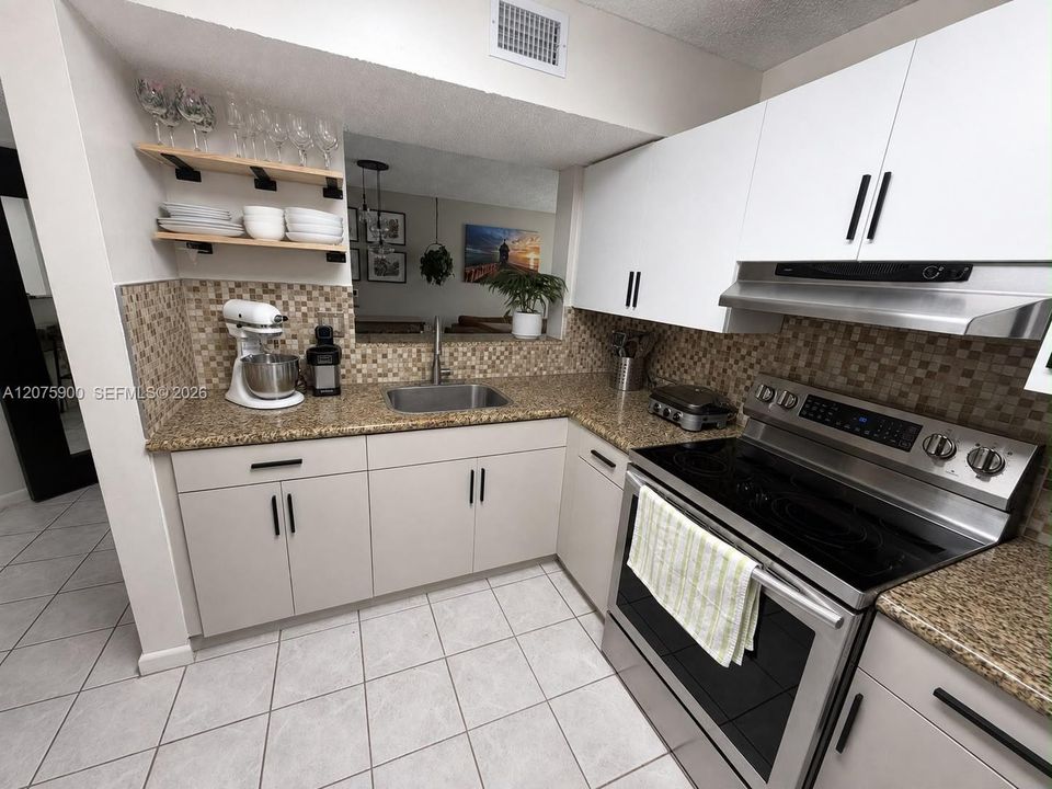 For Rent: $2,550 (2 beds, 2 baths, 970 Square Feet)