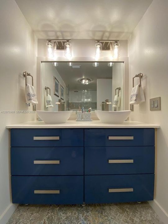 For Rent: $2,550 (2 beds, 2 baths, 970 Square Feet)