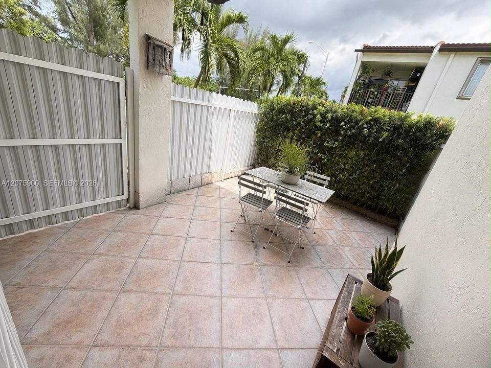 For Rent: $2,550 (2 beds, 2 baths, 970 Square Feet)