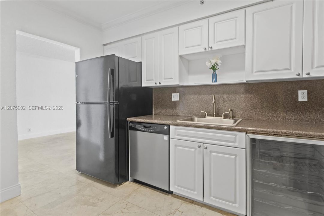 For Rent: $2,300 (1 beds, 1 baths, 835 Square Feet)
