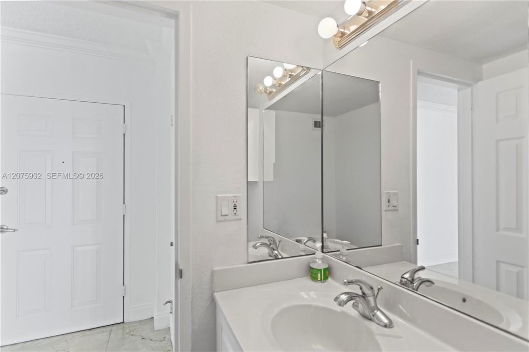 For Rent: $2,300 (1 beds, 1 baths, 835 Square Feet)