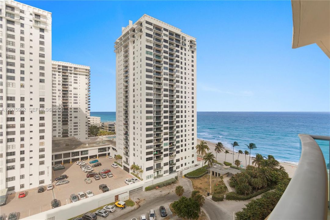 For Rent: $2,300 (1 beds, 1 baths, 835 Square Feet)