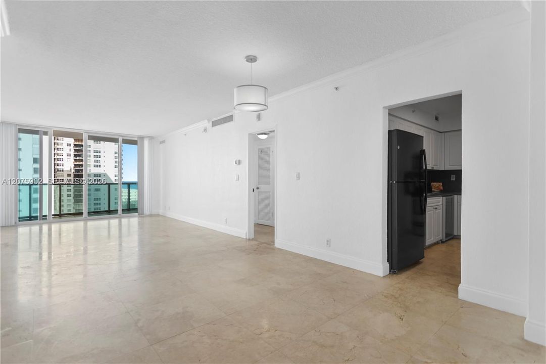 For Rent: $2,300 (1 beds, 1 baths, 835 Square Feet)