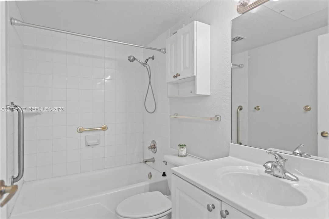 For Rent: $2,300 (1 beds, 1 baths, 835 Square Feet)