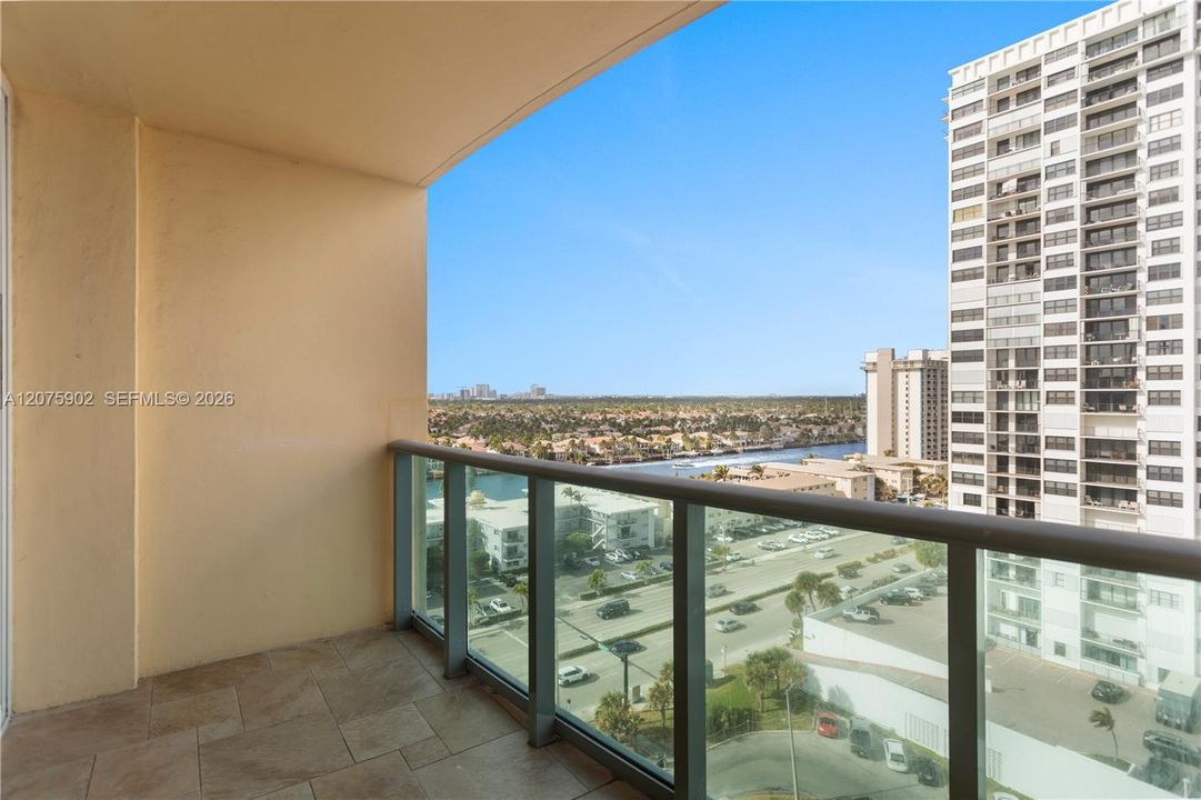 For Rent: $2,300 (1 beds, 1 baths, 835 Square Feet)