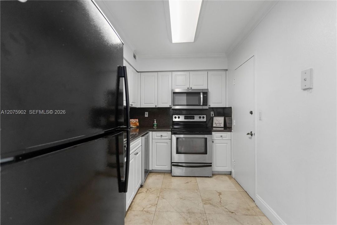 For Rent: $2,300 (1 beds, 1 baths, 835 Square Feet)