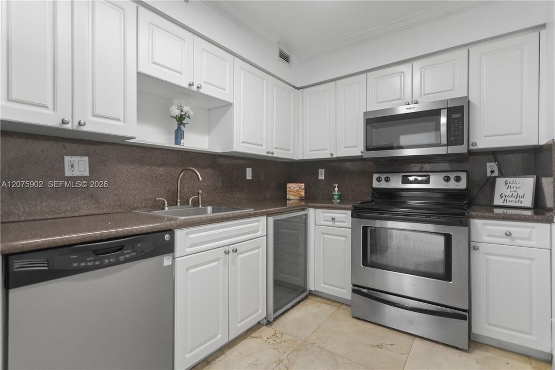 For Rent: $2,300 (1 beds, 1 baths, 835 Square Feet)