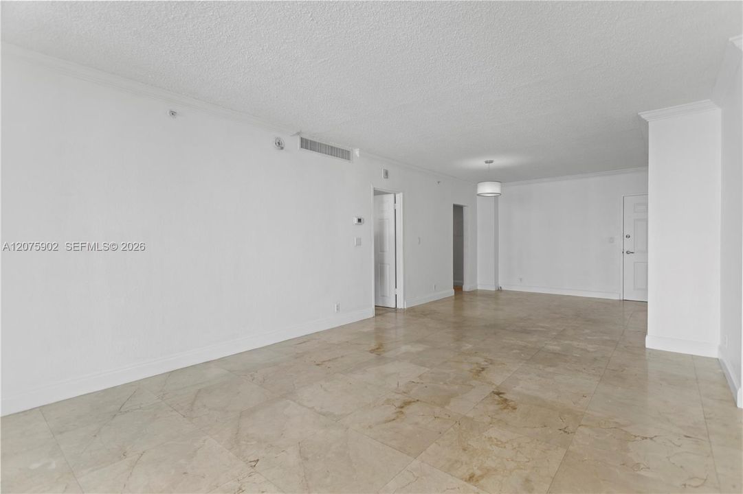 For Rent: $2,300 (1 beds, 1 baths, 835 Square Feet)