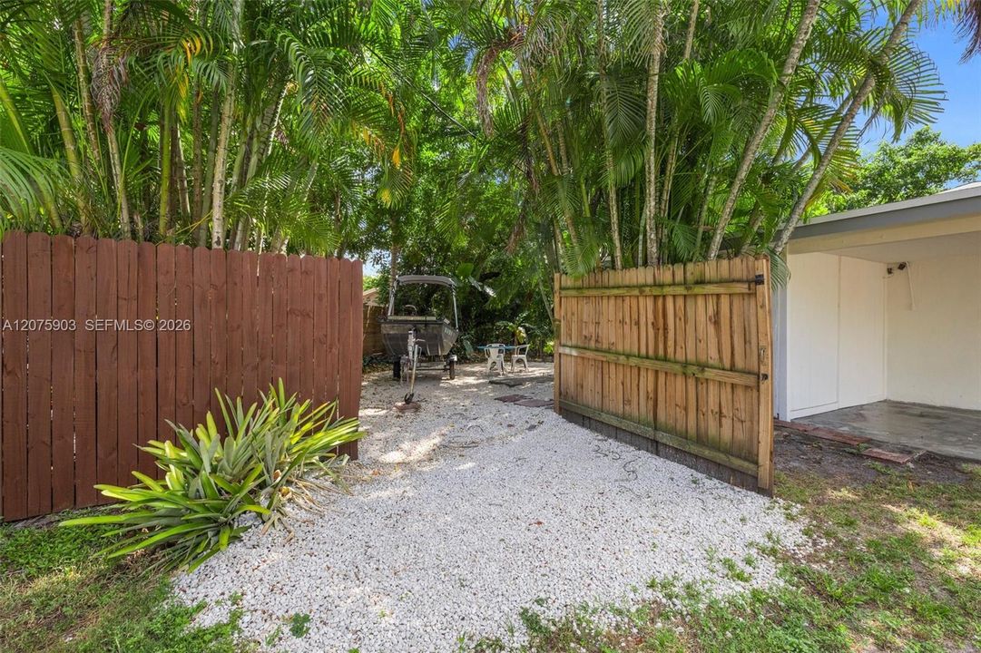 For Sale: $525,000 (3 beds, 2 baths, 900 Square Feet)