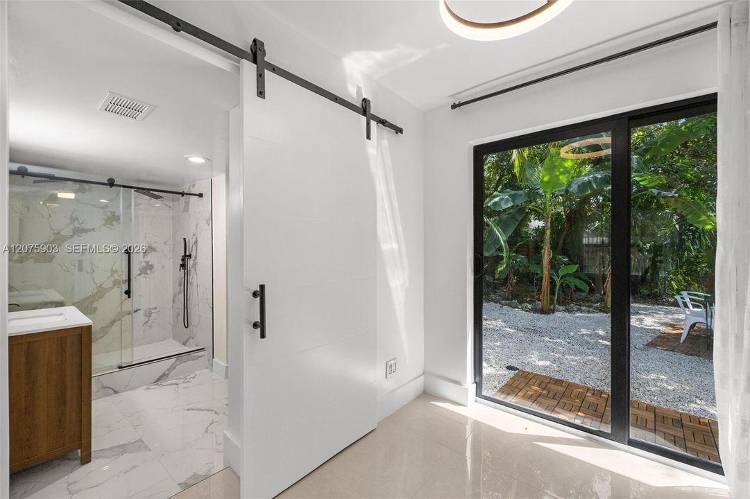 For Sale: $525,000 (3 beds, 2 baths, 900 Square Feet)