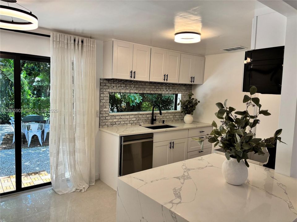 For Sale: $525,000 (3 beds, 2 baths, 900 Square Feet)