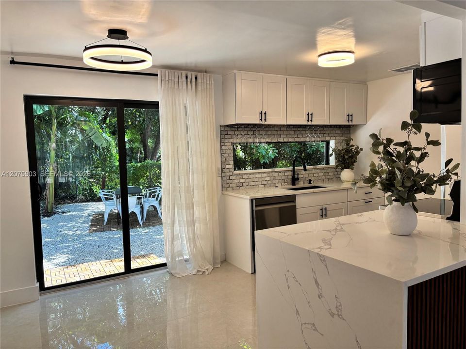 For Sale: $525,000 (3 beds, 2 baths, 900 Square Feet)