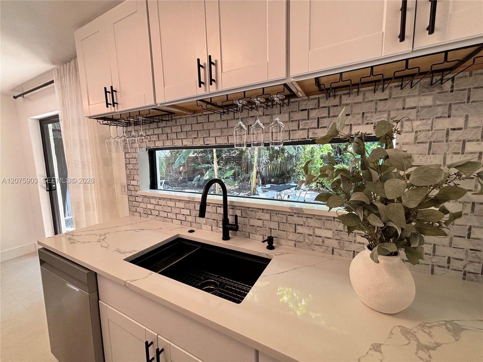 For Sale: $525,000 (3 beds, 2 baths, 900 Square Feet)