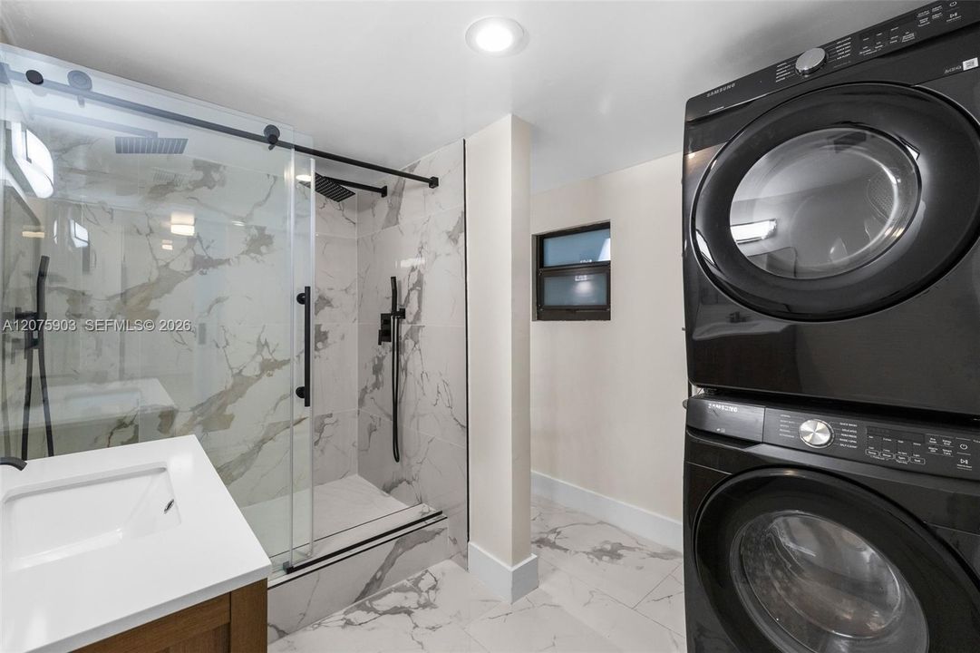 For Sale: $525,000 (3 beds, 2 baths, 900 Square Feet)