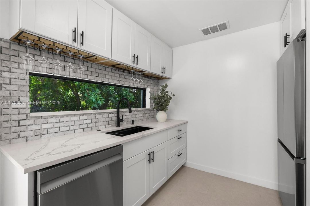 For Sale: $525,000 (3 beds, 2 baths, 900 Square Feet)