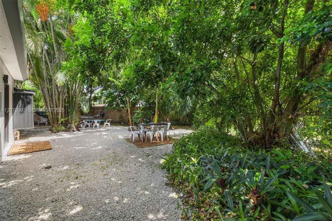 For Sale: $525,000 (3 beds, 2 baths, 900 Square Feet)