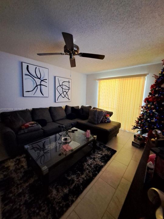 For Sale: $178,000 (1 beds, 1 baths, 625 Square Feet)