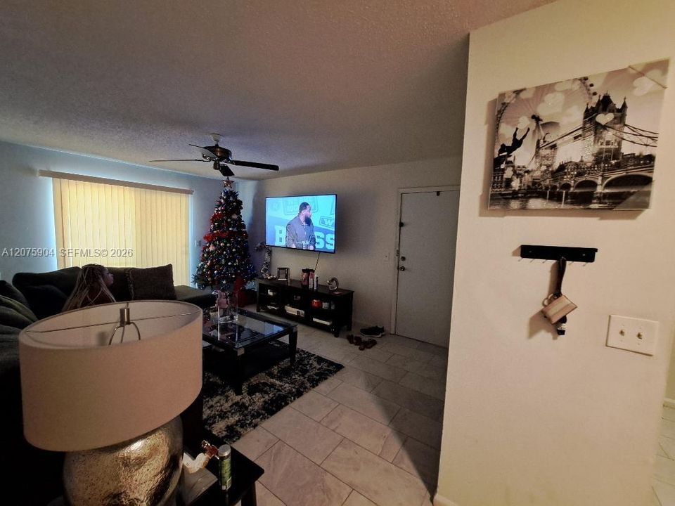 For Sale: $178,000 (1 beds, 1 baths, 625 Square Feet)