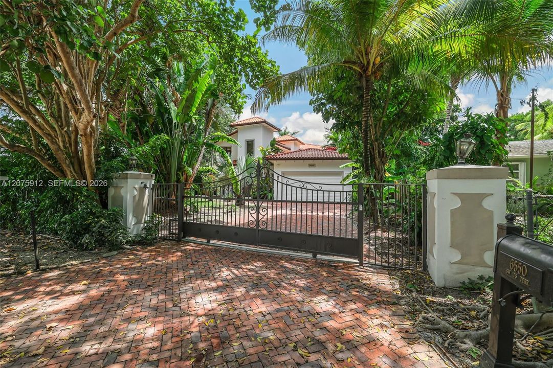 For Sale: $3,595,000 (5 beds, 5 baths, 5187 Square Feet)