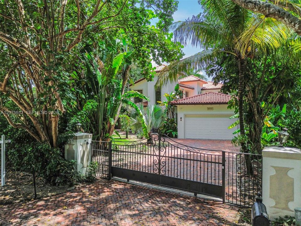 For Sale: $3,595,000 (5 beds, 5 baths, 5187 Square Feet)