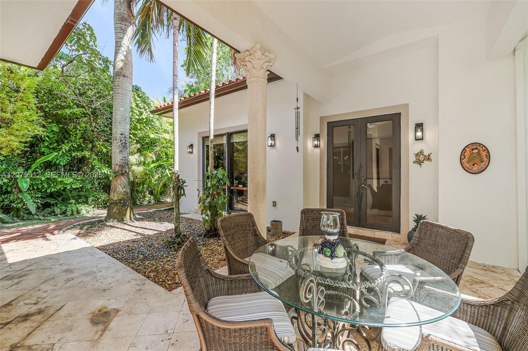 For Sale: $3,595,000 (5 beds, 5 baths, 5187 Square Feet)