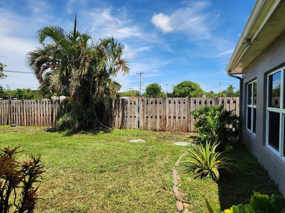 For Rent: $3,900 (4 beds, 2 baths, 1626 Square Feet)