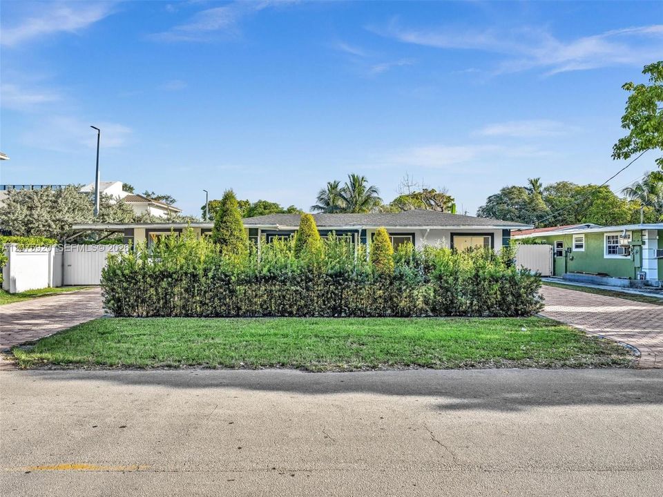 For Rent: $6,500 (4 beds, 3 baths, 1600 Square Feet)