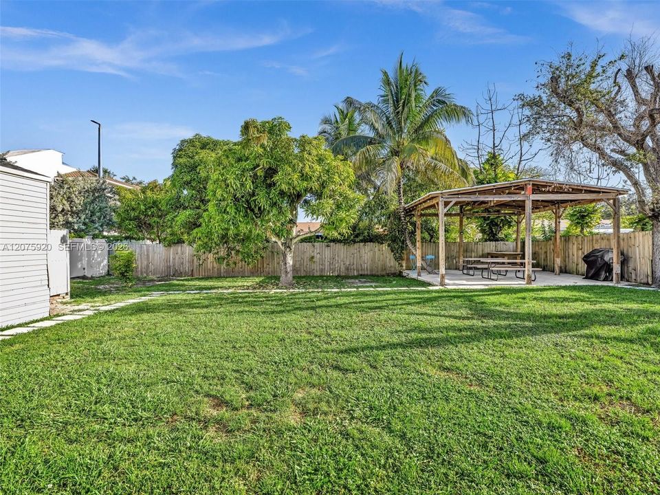 For Rent: $6,500 (4 beds, 3 baths, 1600 Square Feet)