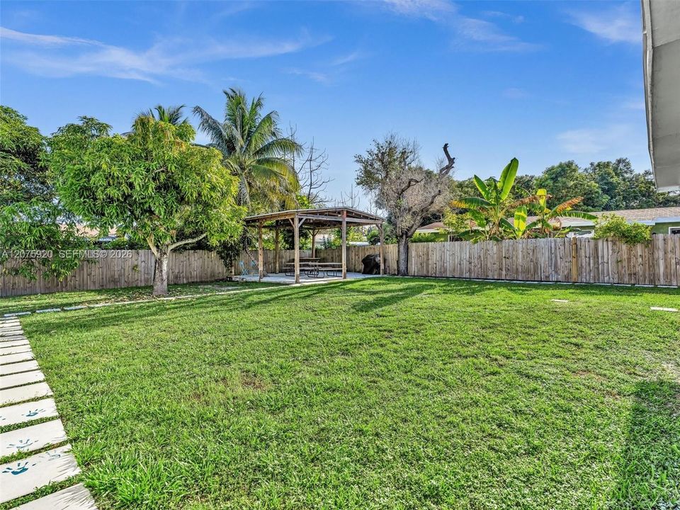 For Rent: $6,500 (4 beds, 3 baths, 1600 Square Feet)