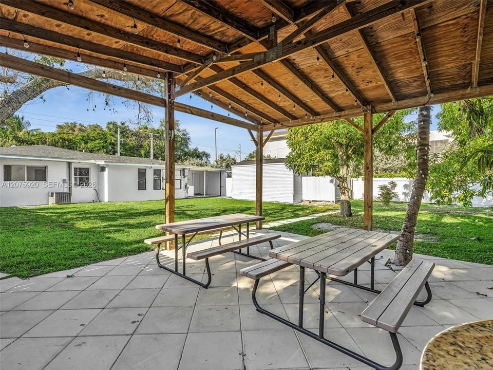 For Rent: $6,500 (4 beds, 3 baths, 1600 Square Feet)