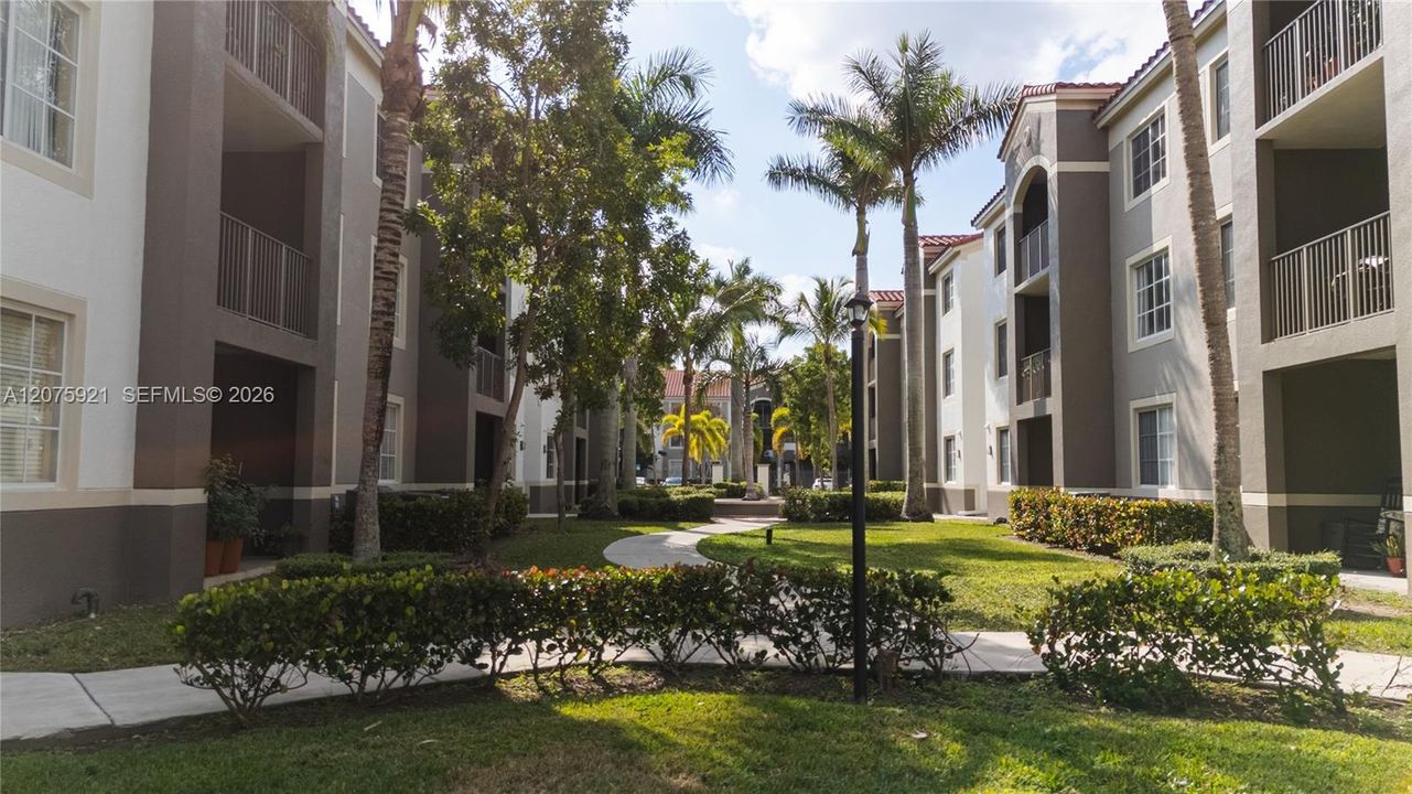 For Rent: $2,900 (2 beds, 2 baths, 989 Square Feet)