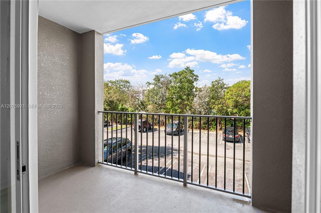For Rent: $2,900 (2 beds, 2 baths, 989 Square Feet)