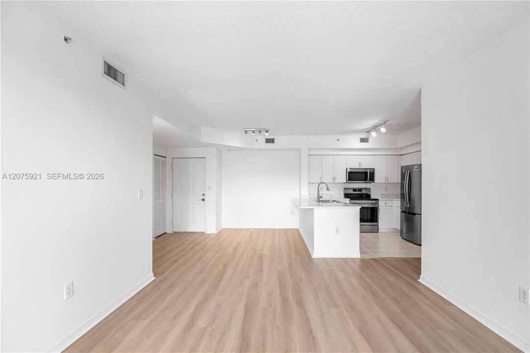 For Rent: $2,900 (2 beds, 2 baths, 989 Square Feet)