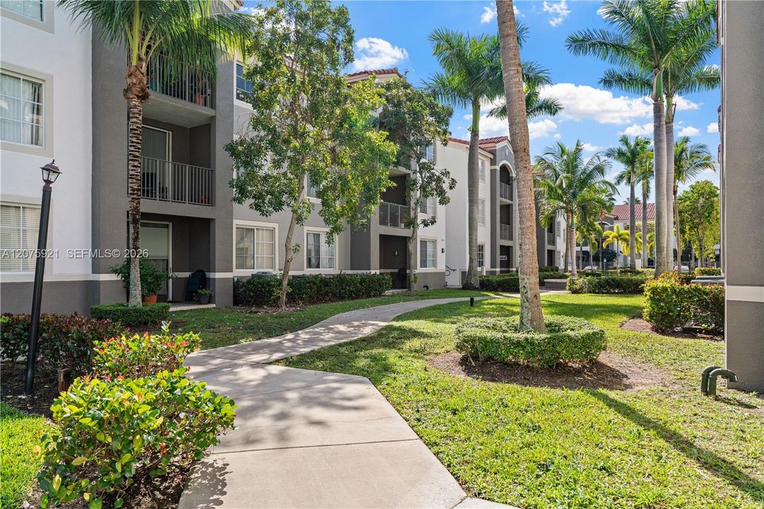 For Rent: $2,900 (2 beds, 2 baths, 989 Square Feet)