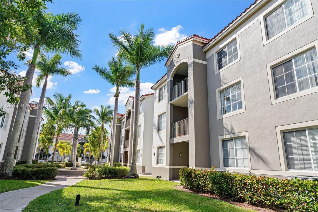 For Rent: $2,900 (2 beds, 2 baths, 989 Square Feet)