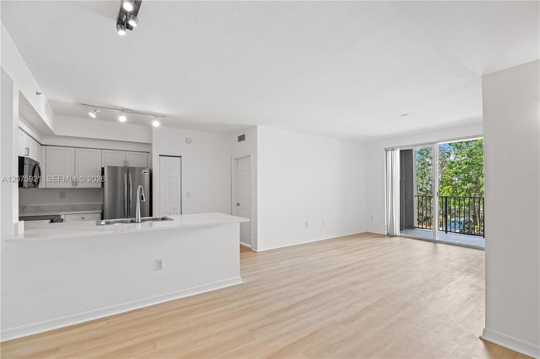 For Rent: $2,900 (2 beds, 2 baths, 989 Square Feet)
