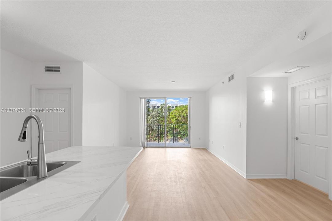 For Rent: $2,900 (2 beds, 2 baths, 989 Square Feet)