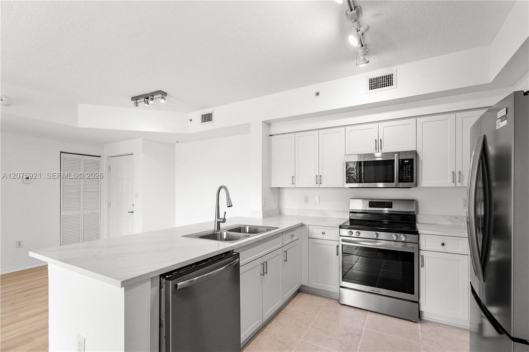 For Rent: $2,900 (2 beds, 2 baths, 989 Square Feet)