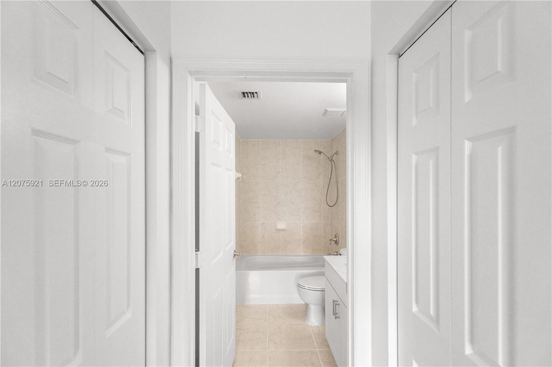 For Rent: $2,900 (2 beds, 2 baths, 989 Square Feet)