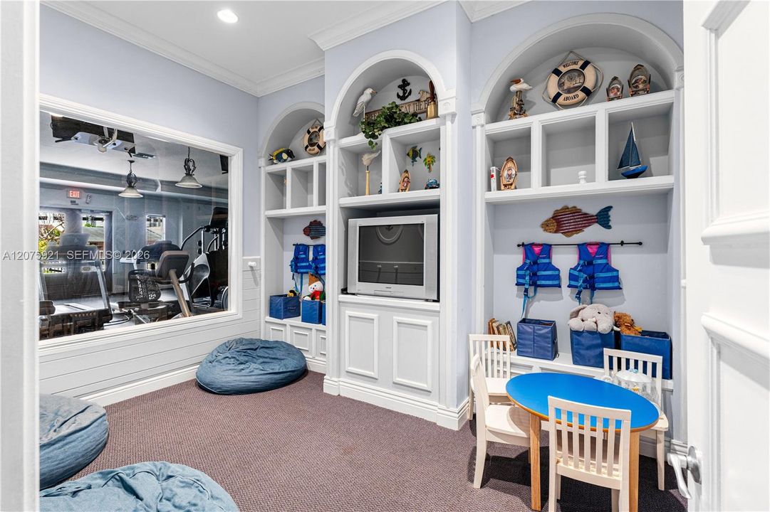 For Rent: $2,900 (2 beds, 2 baths, 989 Square Feet)