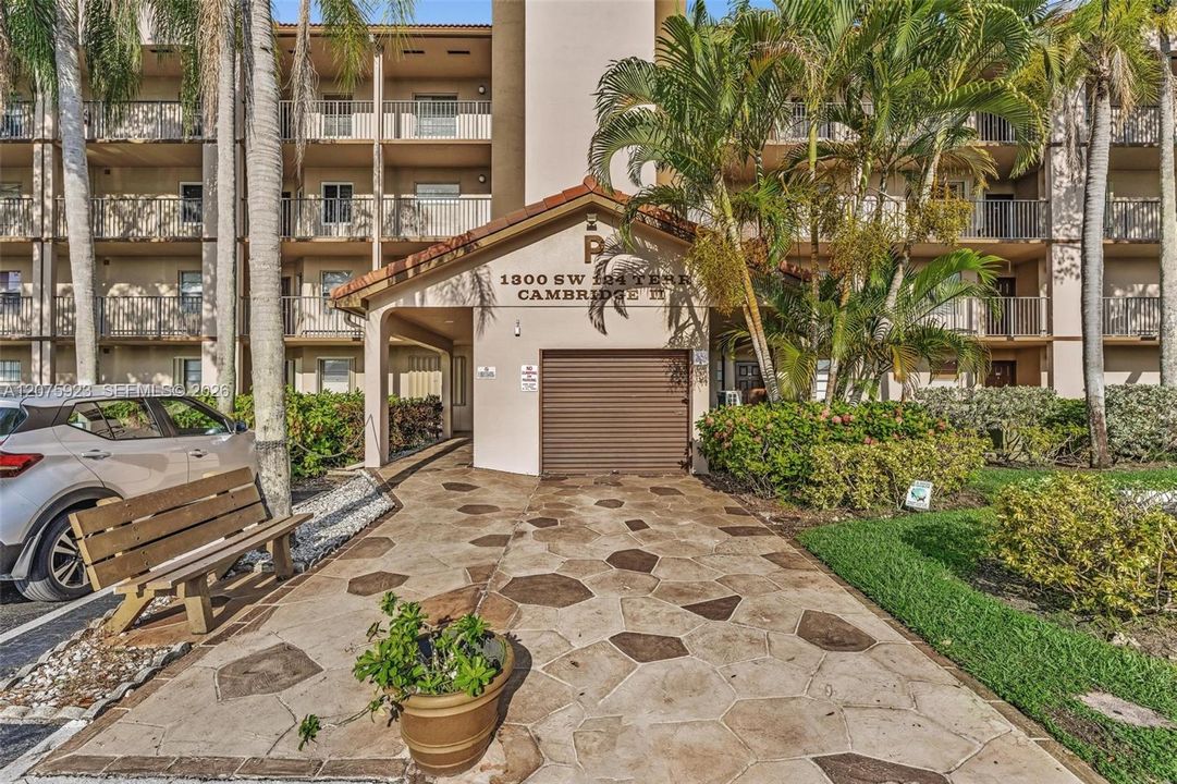 For Sale: $250,000 (2 beds, 2 baths, 1100 Square Feet)